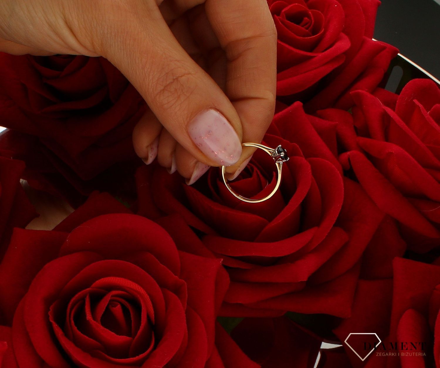 Złoty pierścionek damski 375 zaręczynowy z czarną cyrkonią PI 4926B 375. Złota biżuteria na prezent. Pierścionki złote na prezent. Pomysł na prezent dla kobiety. Oryginalny złoty pierścionek. Pierścionek na zaręczyny..jpg